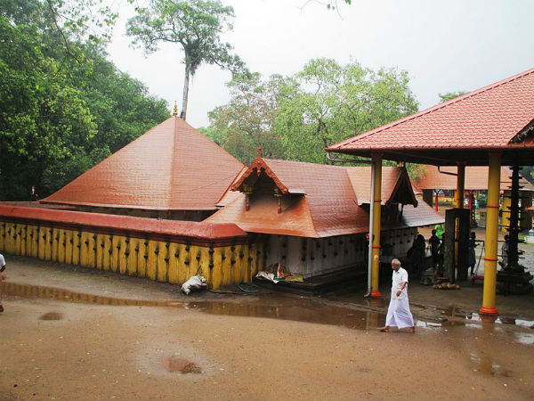sree kurumba bhagavathi temple at kodungallur sree kurumba bhagavathi temple at kodungallur