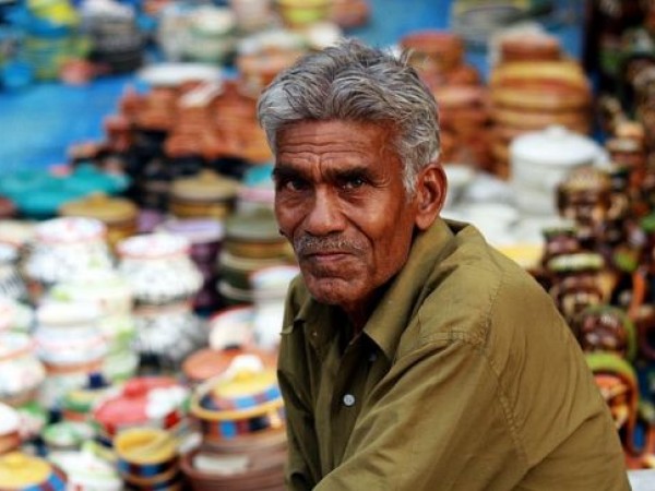 Hyderabad photos, Hyderabad - Person selling handicrafts Hyderabad photos, Hyderabad - Person selling handicrafts
