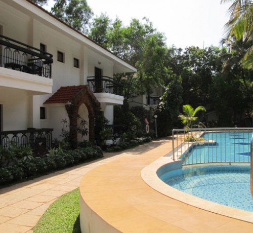 Maintained pool side