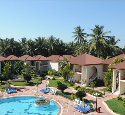 Cottages Surrounded by Pool