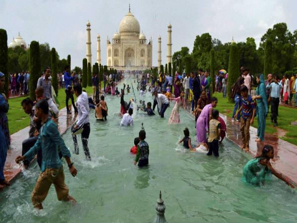 Bathing at the Fountain