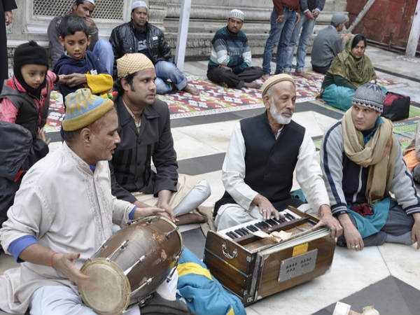 Listen to Qawwalis at Nizamuddin Dargah 