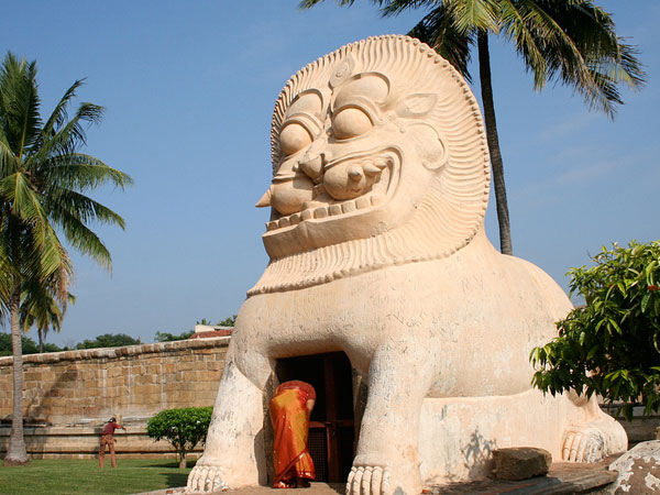2. Gangaikonda Cholesvarar Temple