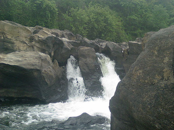 Perunthenaruvi Waterfall