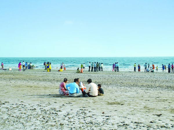 Dumas Beach