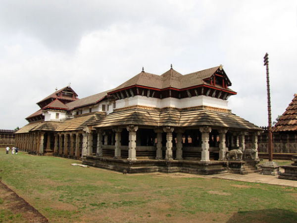 Saavira Kambhada Basadi