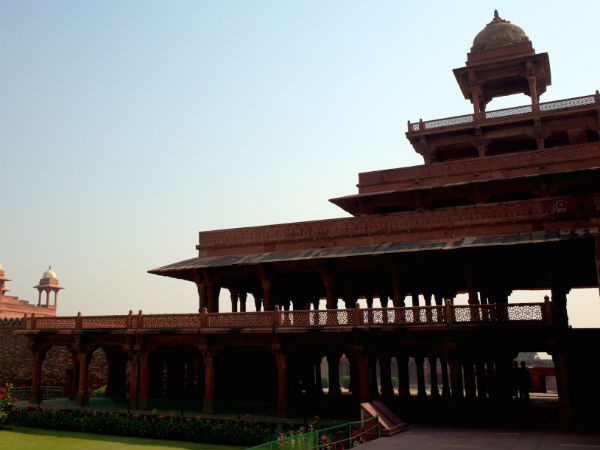 Take a trip to the wonderful land of Agra!