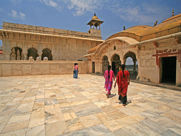 Take a trip to the wonderful land of Agra!