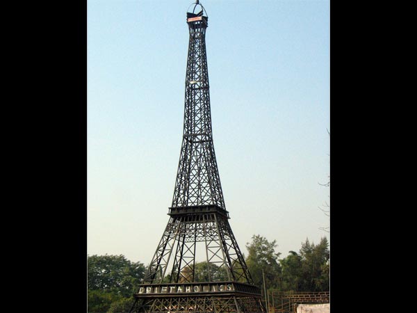 Click A Picture With The Desi Eiffel Tower