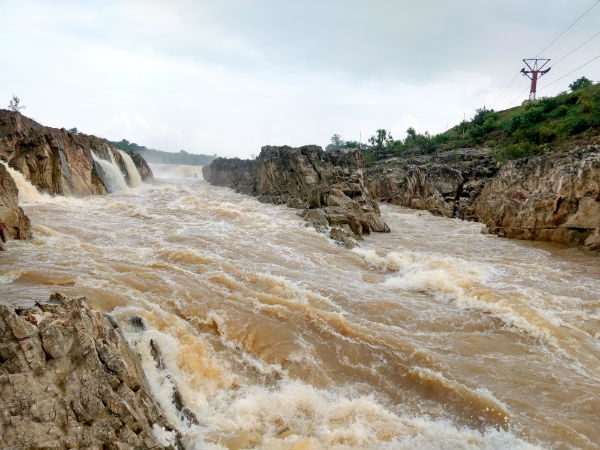 6. Dhuandhar Waterfalls