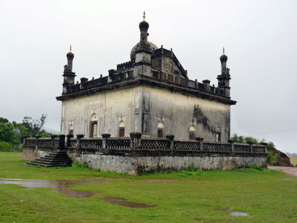 2. Enjoy The Indo-Saracenic Architecture At Gaddige
