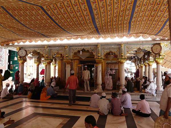 Listen To Qawwalis At Nizamuddin Dargah