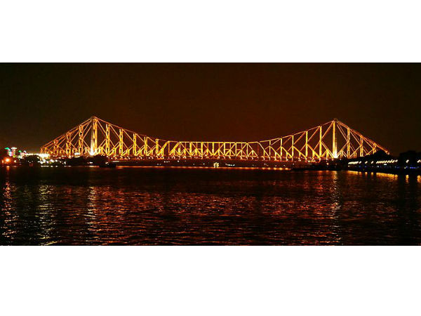 Travel Through The Howrah Bridge