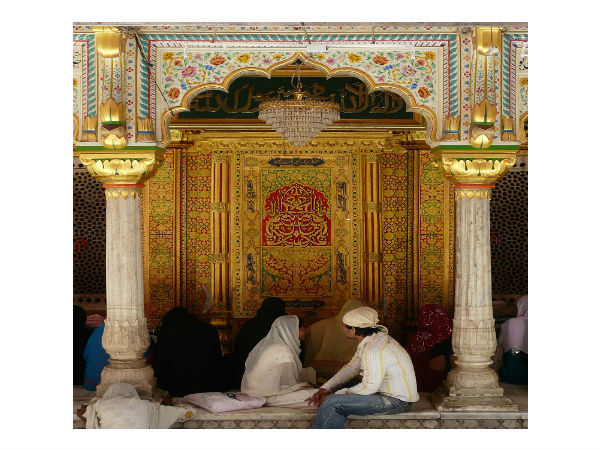 Listen To Qawwalis At Nizamuddin Dargah