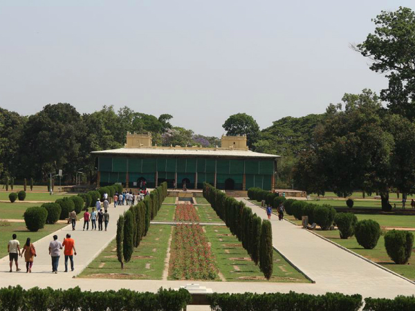 1) Daria Daulat Palace