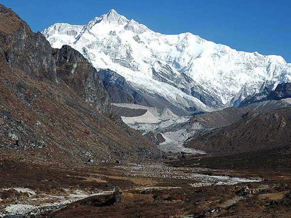 2) Trekking