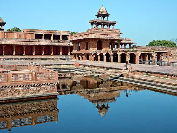 2) Fatehpur Sikri