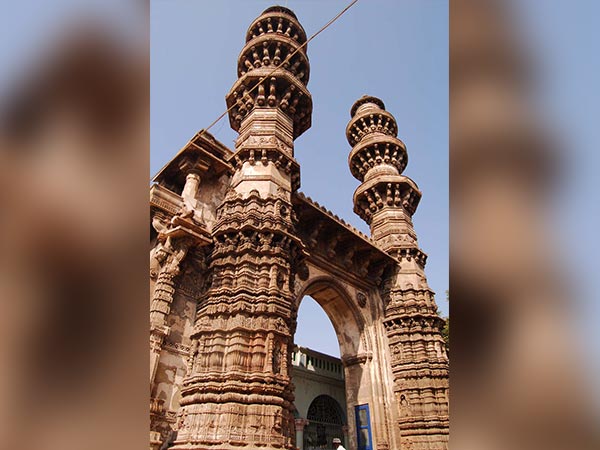 Jhulta Minar