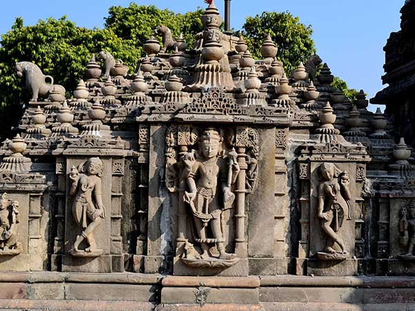 Why You Should Visit Hutheesing Jain Temple