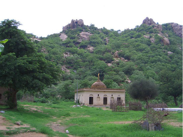 Why You Should Visit Dhosi Hill This Season