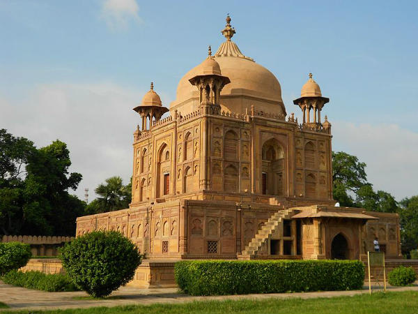 4) Khusro Bagh