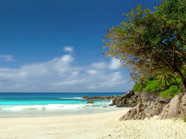 5) Laze By Sanguthurai Beach