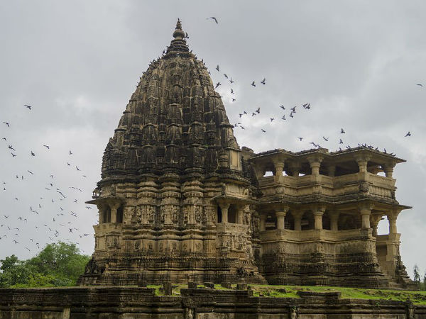 Why You Should Visit Navlakha Temple