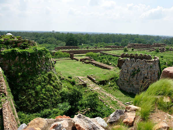 The History And Surroundings Of Tughlaqabad Fort