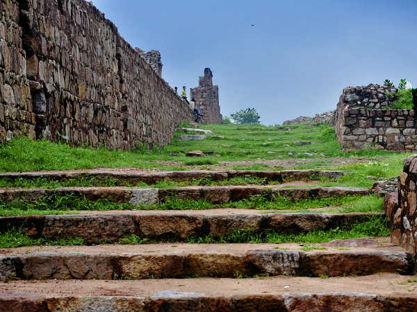 How To Reach Tughlaqabad Fort