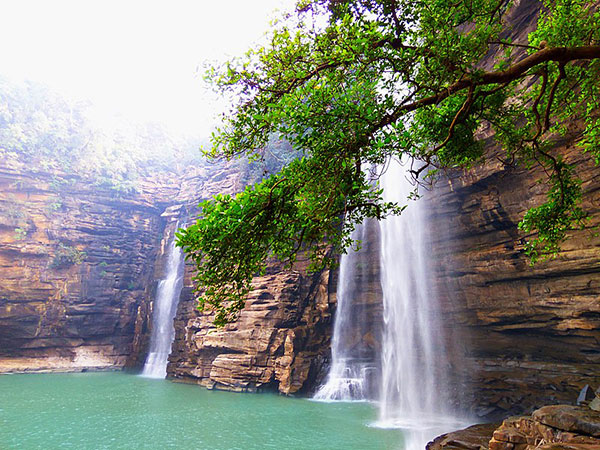 2) Lakhaniya Hills And Waterfalls: