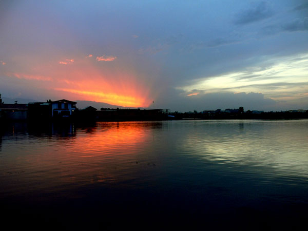 10) Nigeen Lake:
