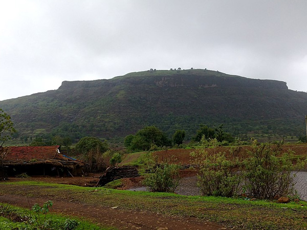 4. Capture the entire Sahyadri vicinity at the top of Tringalwadi Fort