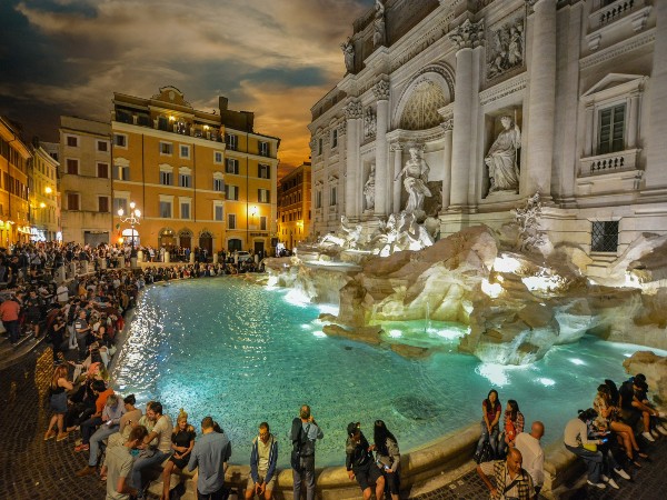 3) There's a lot of money in the Trevi Fountain: