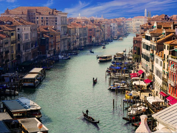 5) The entire city of Venice, Italy, is built on water: