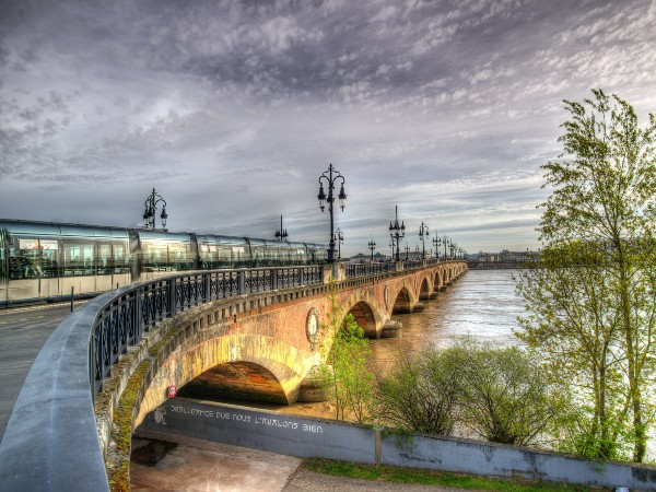 9) Bordeaux, France, Beauty score- 75.3 %