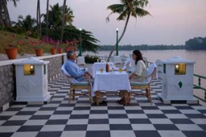 Dining by Lakeside Dining by Lakeside