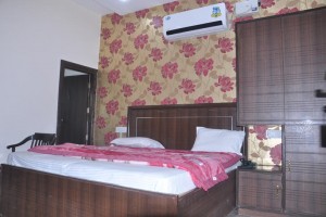 Well-Furnished Room Well-Furnished Room
