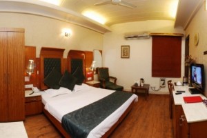 Well-furnished Room Well-furnished Room