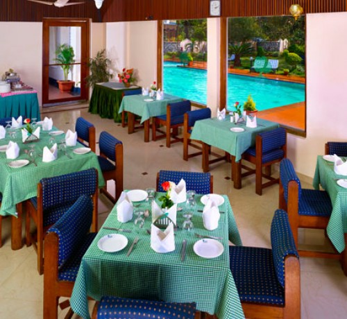 Restaurant facing the Pool