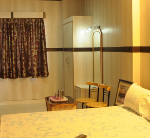 Well-furnished Room Well-furnished Room
