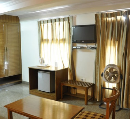 Well-furnished Room Well-furnished Room