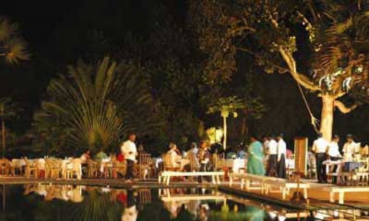 Poolside dine Poolside dine