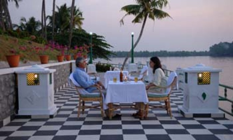 Dining by Lakeside Dining by Lakeside