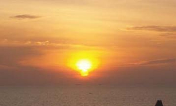 Setting sun by the sea