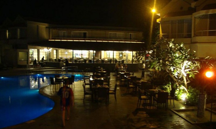 Pool Side Dining Pool Side Dining