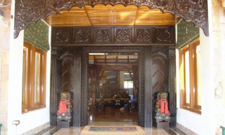 Entrance to the Lodge Entrance to the Lodge