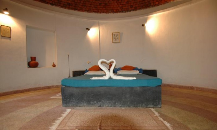 1 Bedroom Cottage Suite: Bed