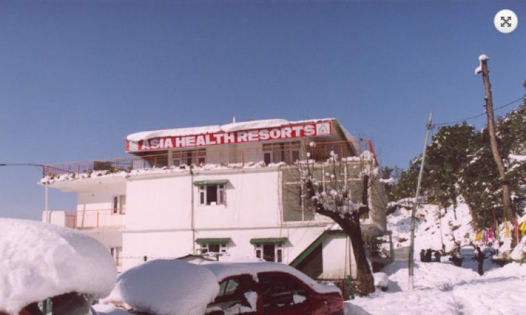 Snow in front of the resort Snow in front of the resort