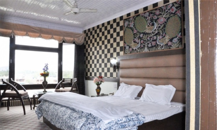 Well-Furnished Room Well-Furnished Room