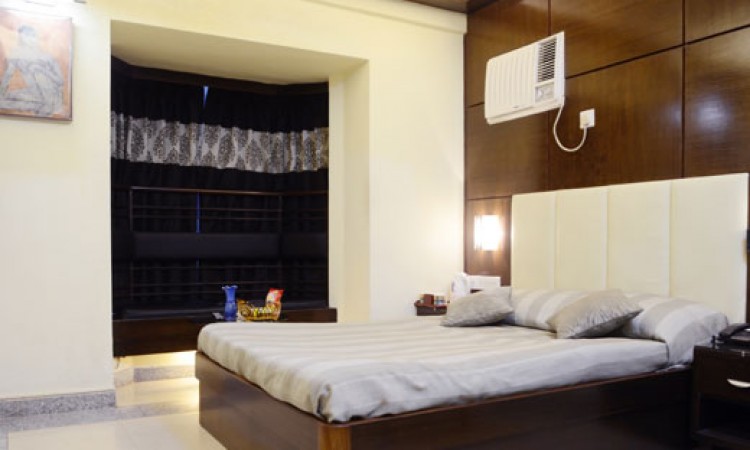 Standard Deluxe Queen Room